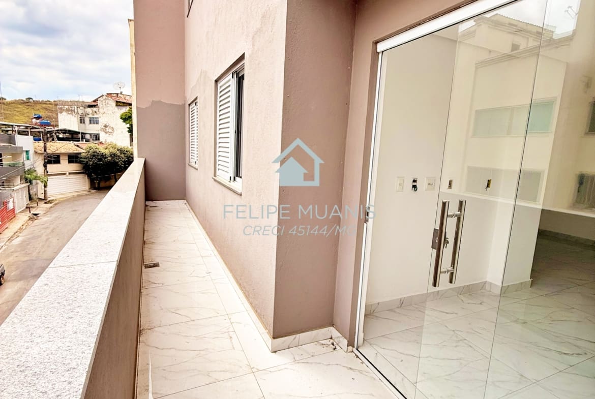 Apartamento moderno com área externa.