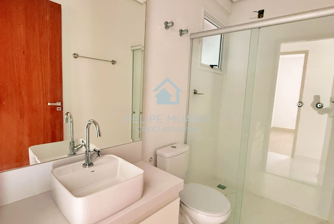 Apartamento moderno com área externa.