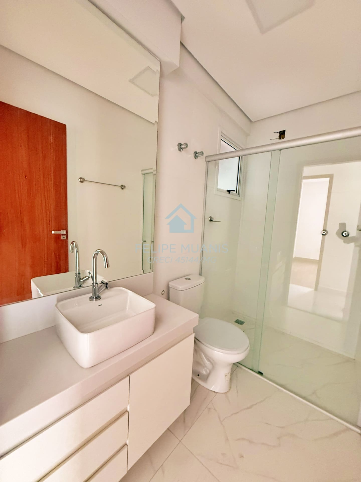 8 Apartamento moderno com área externa.