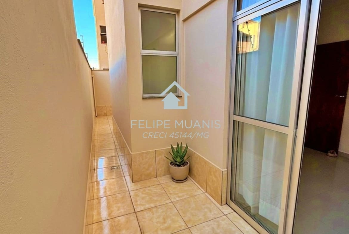 Apartamento Térreo/1º Andar com 3 Áreas Externas no Bairro Guarapiranga!