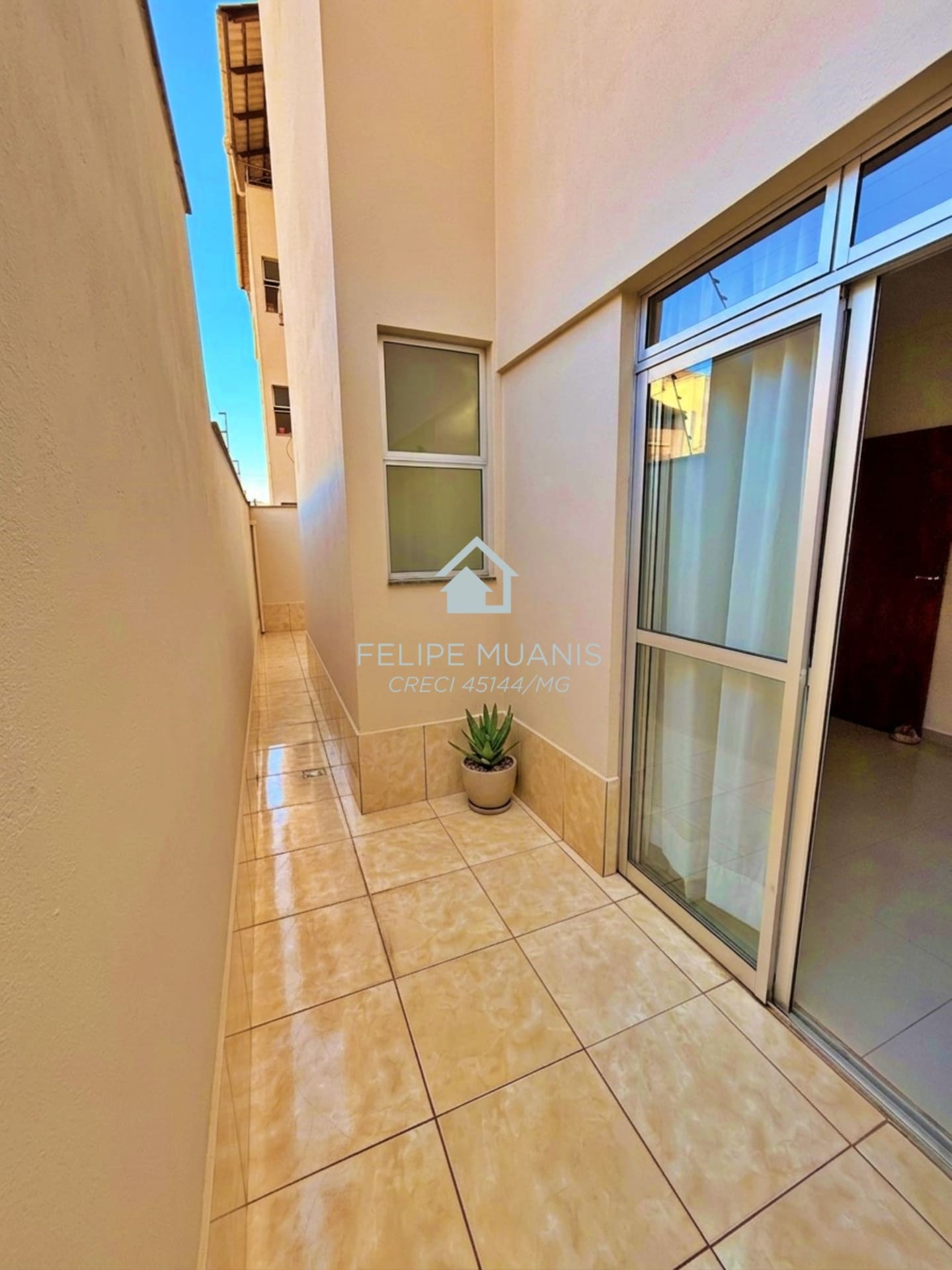 Apartamento Térreo/1º Andar com 3 Áreas Externas no Bairro Guarapiranga!