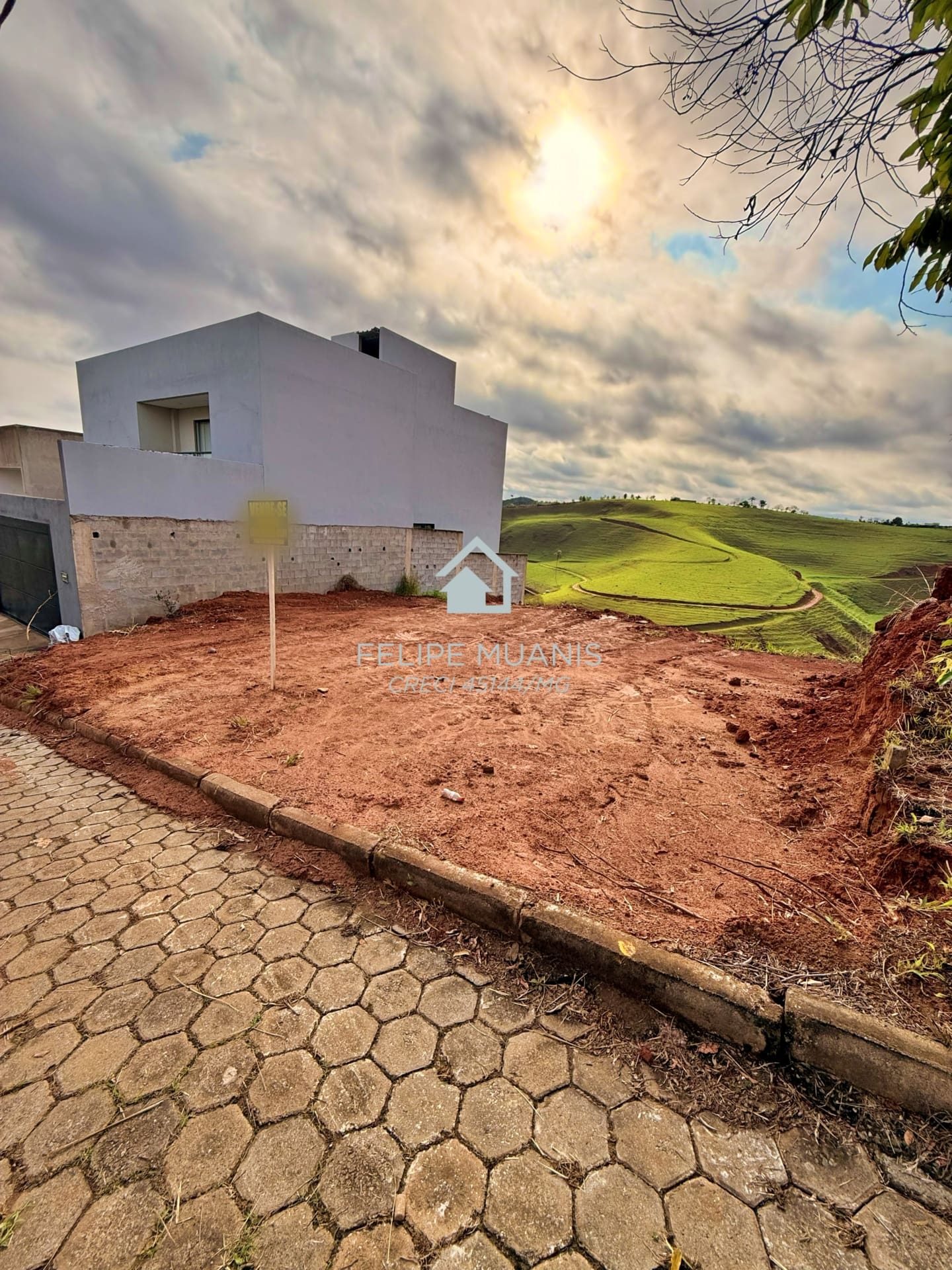 1 LOTE COM VISTA